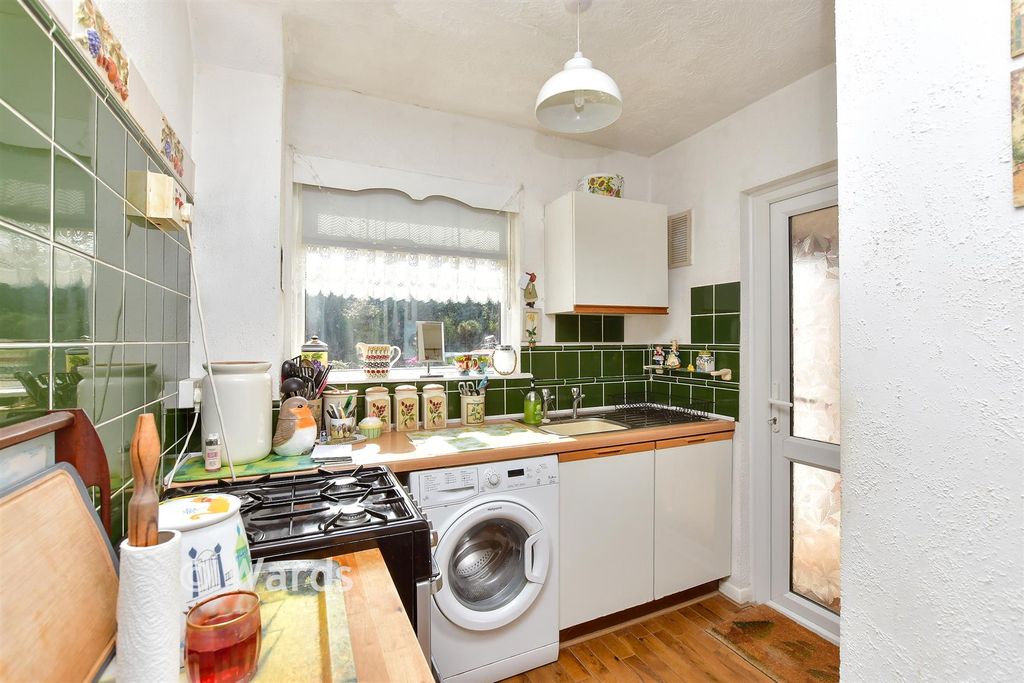 Property photo 3 of 10 Kitchen