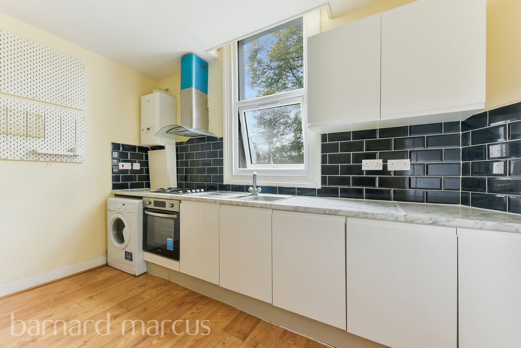 Property photo 2 of 7 Kitchen