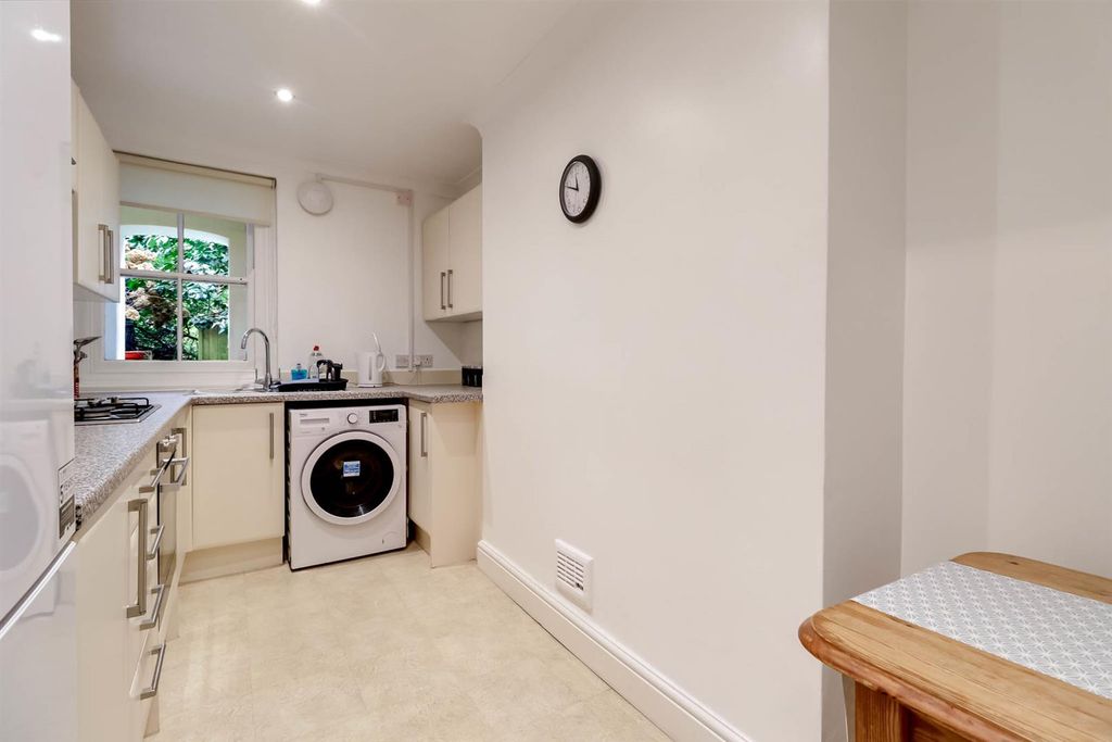 Property photo 3 of 9 1-Bed-Hales-Road8.Jpg