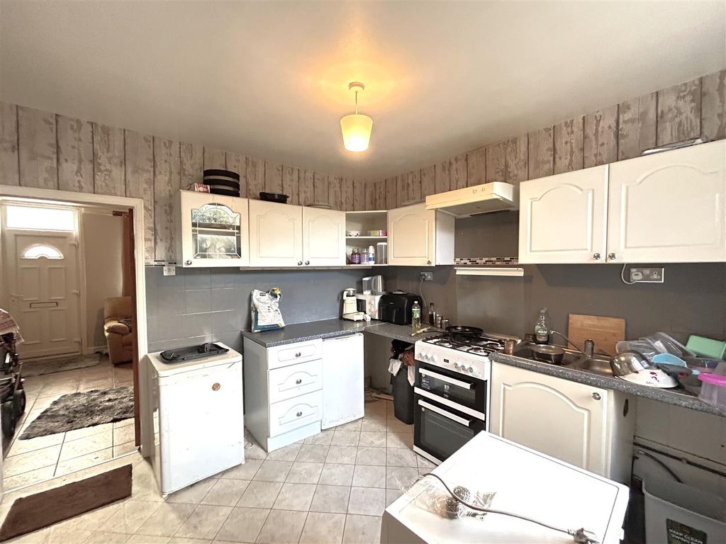 Property photo 3 of 9 Kitchen