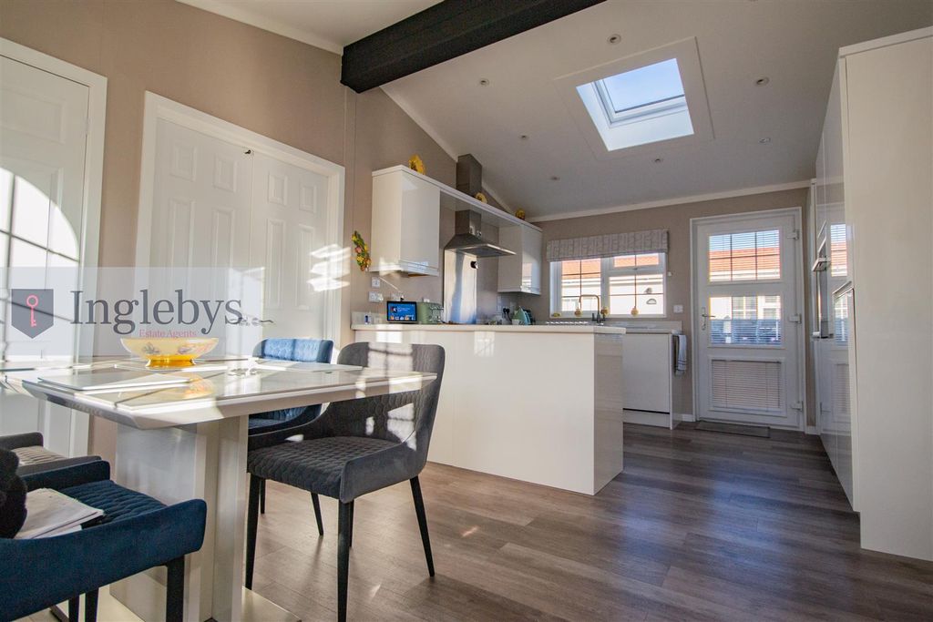 Property photo 3 of 27