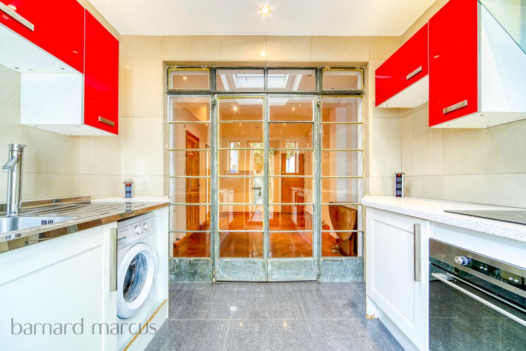 Property photo 1 of 11 Kitchen