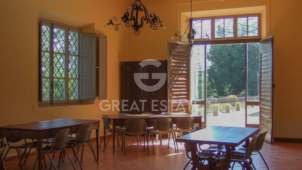 Property photo 2 of 42 Interiors