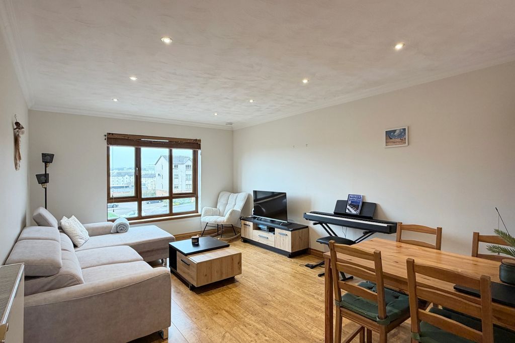 Property photo 3 of 28