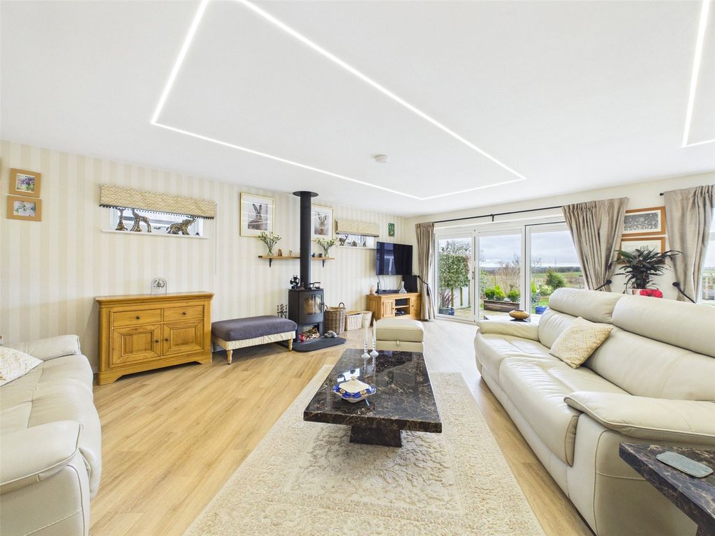 Property photo 3 of 31 Picture No. 28