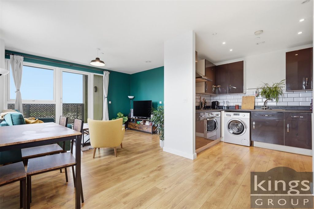 Property photo 2 of 11 Living Room/Kitchen