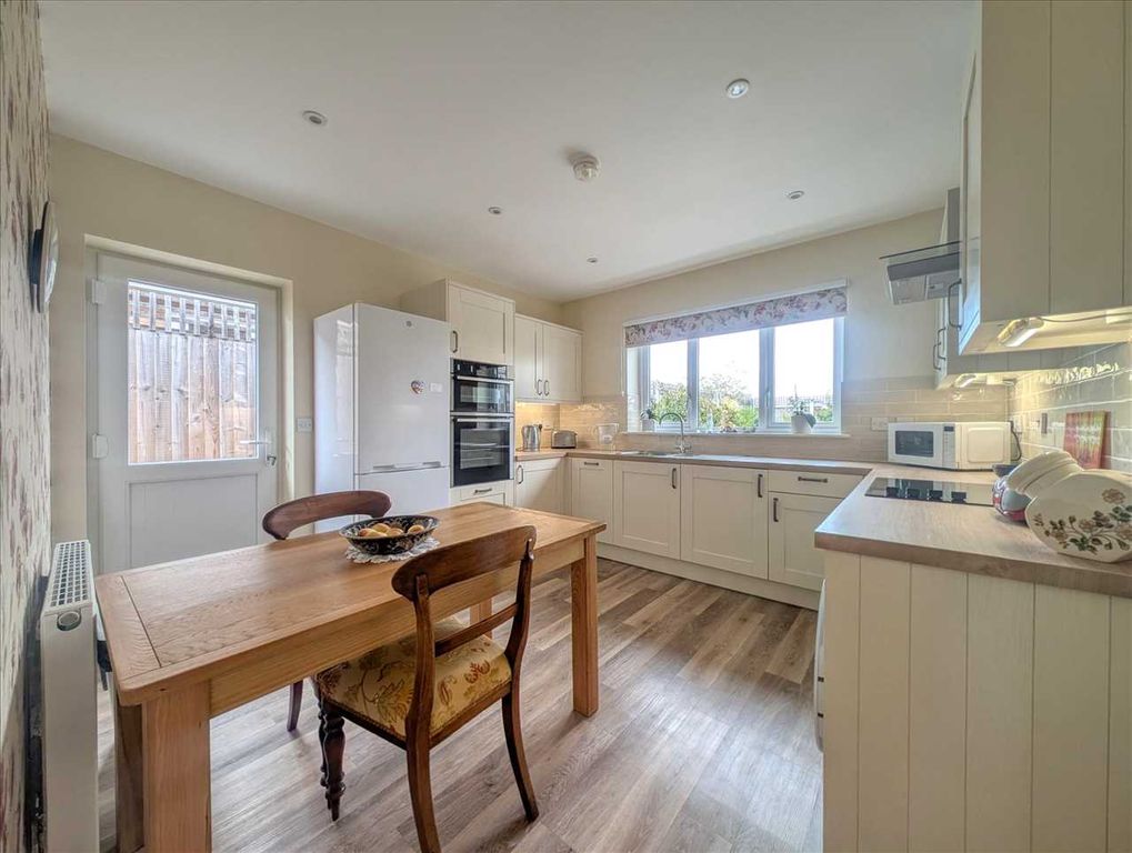 Property photo 3 of 17 Kitchen / Diner