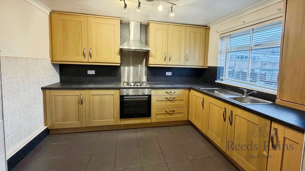 Property photo 3 of 10 Kitchen