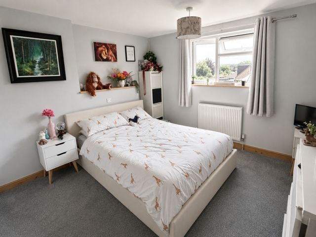 Property photo 3 of 10 Manor Close