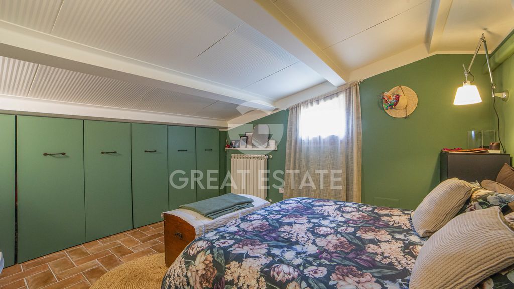 Property photo 3 of 21 Interiors