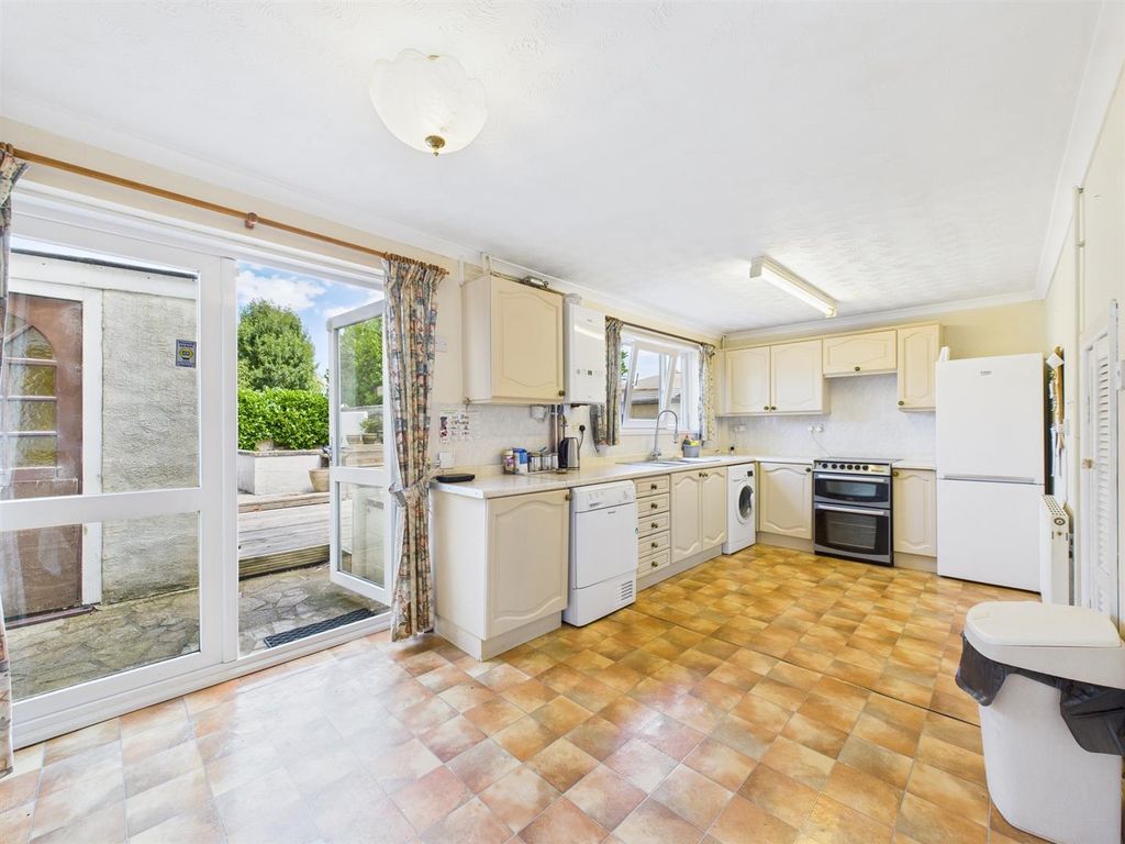 Property photo 3 of 12 Kitchen