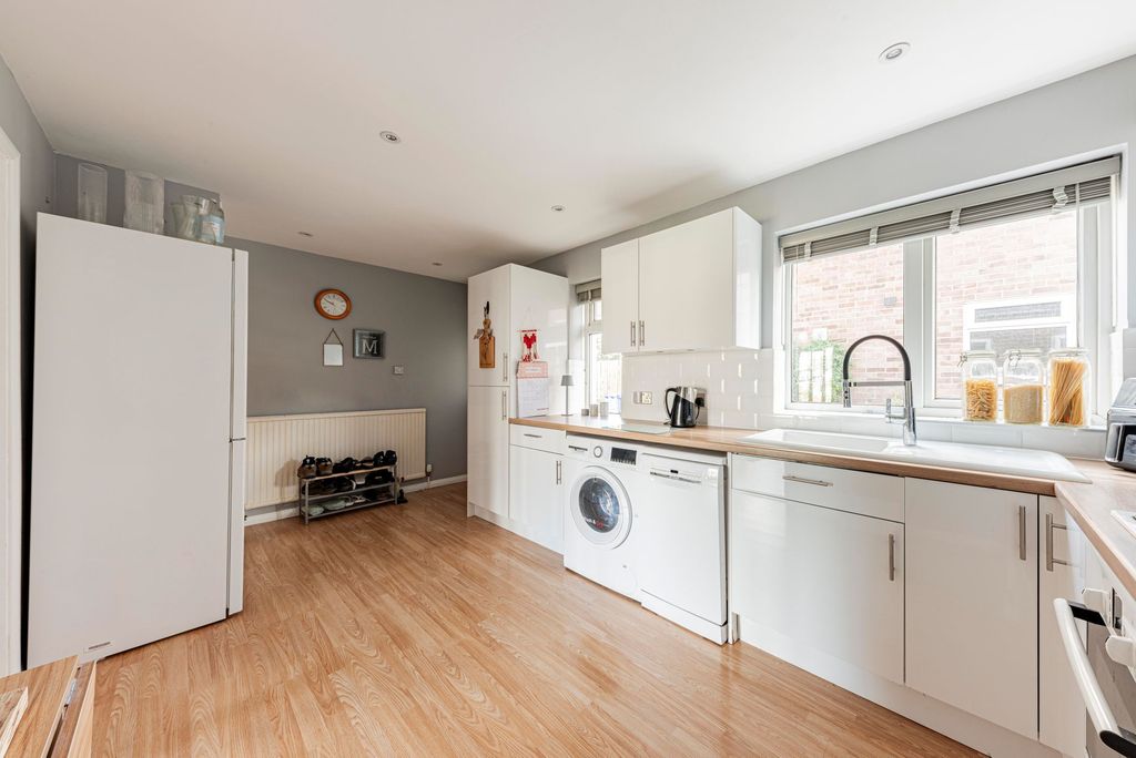 Property photo 2 of 21 Kitchen (2)