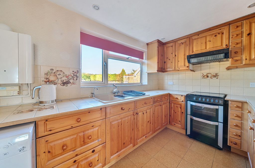 Property photo 3 of 12 1384628-29-692066...