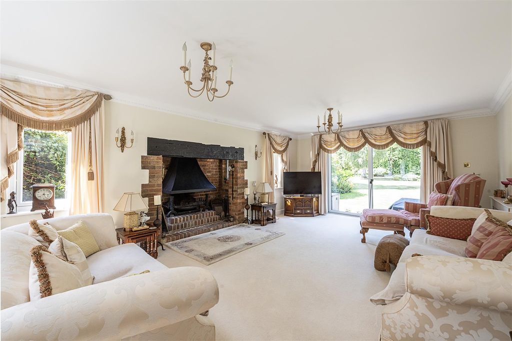 Property photo 2 of 15 32-Blackmore-Way-01.Jpg