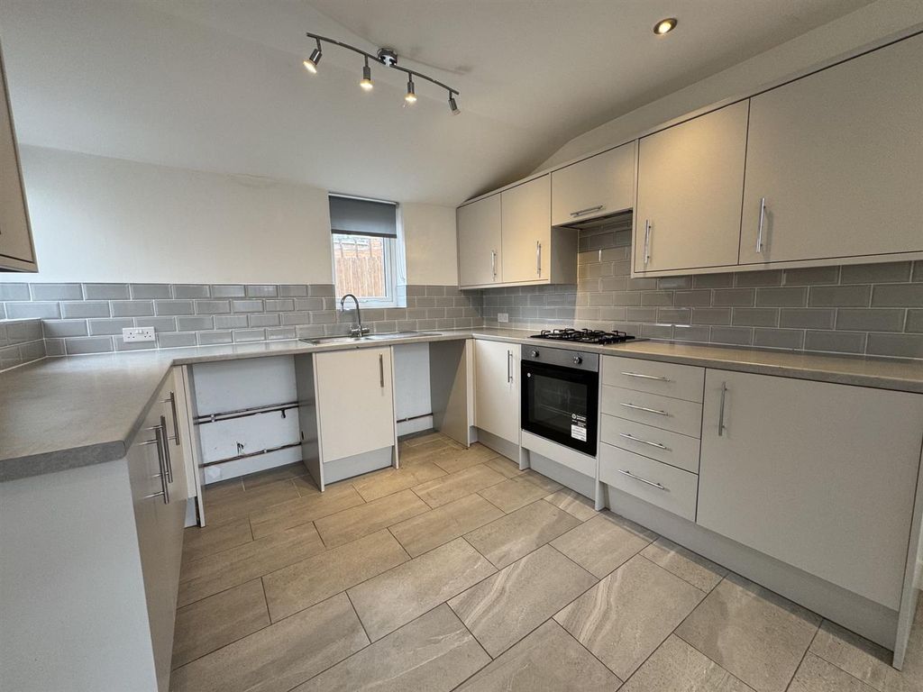 Property photo 3 of 11 Kitchen