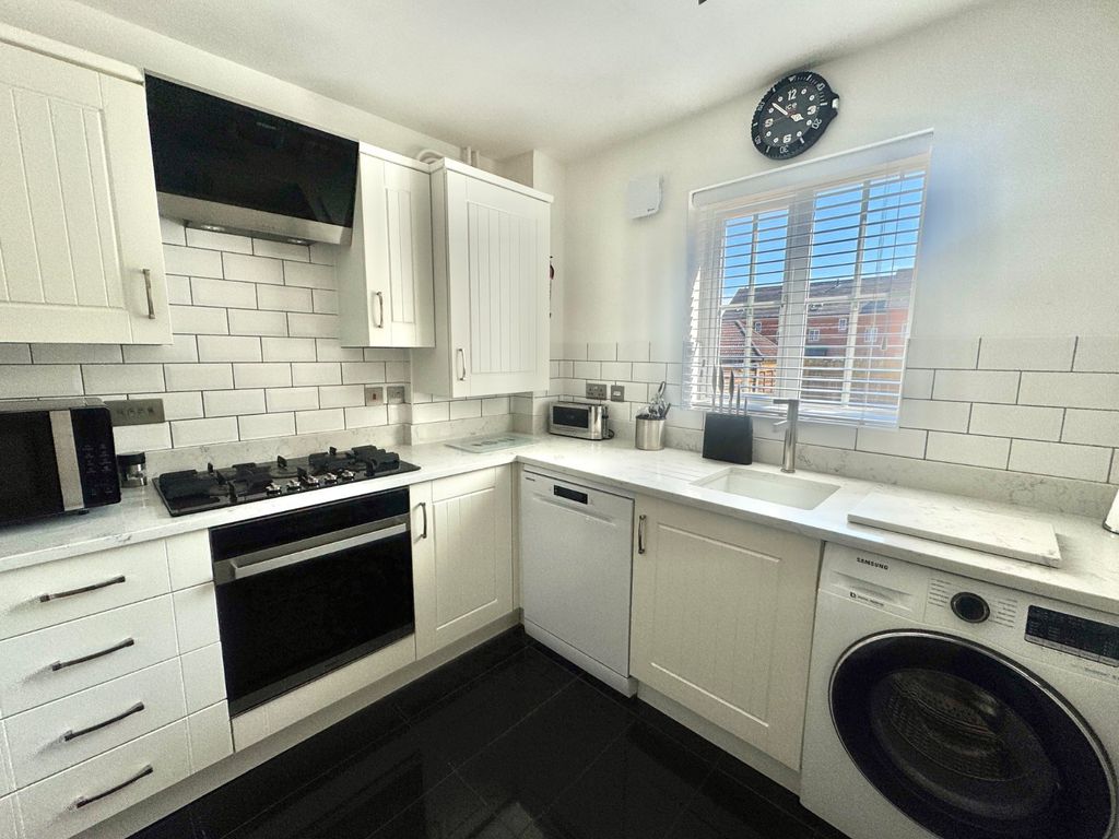 Property photo 3 of 17 Kitchen