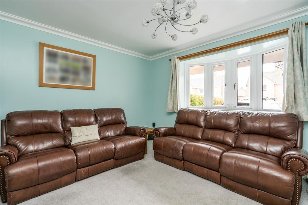 Property photo 3 of 15 36 Packwood Close_6.Jpg