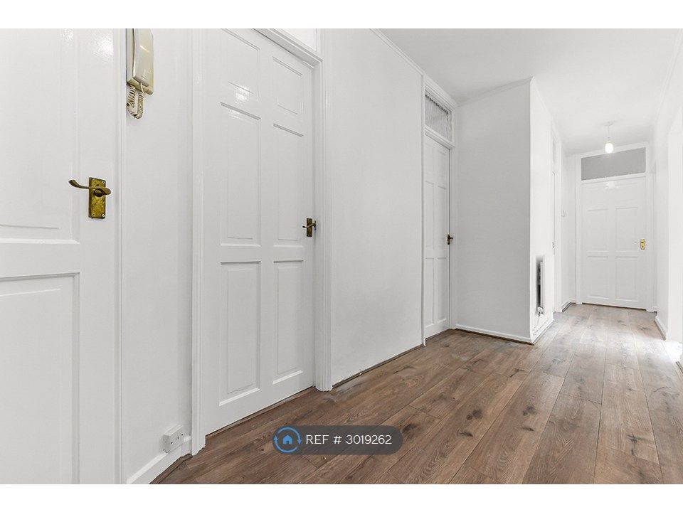Property photo 2 of 10 Hallway