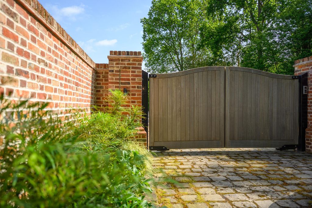 Property photo 2 of 2 Driveway