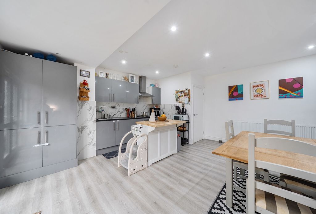 Property photo 1 of 17 1329555-12-688B3c...