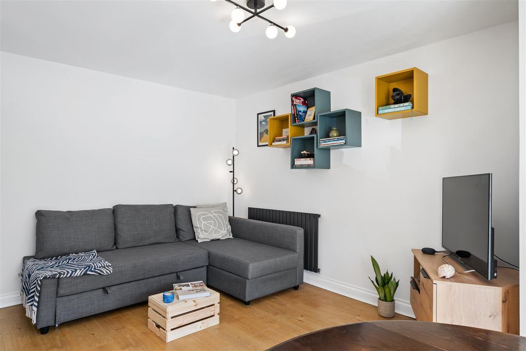 Property photo 3 of 16 Lounge