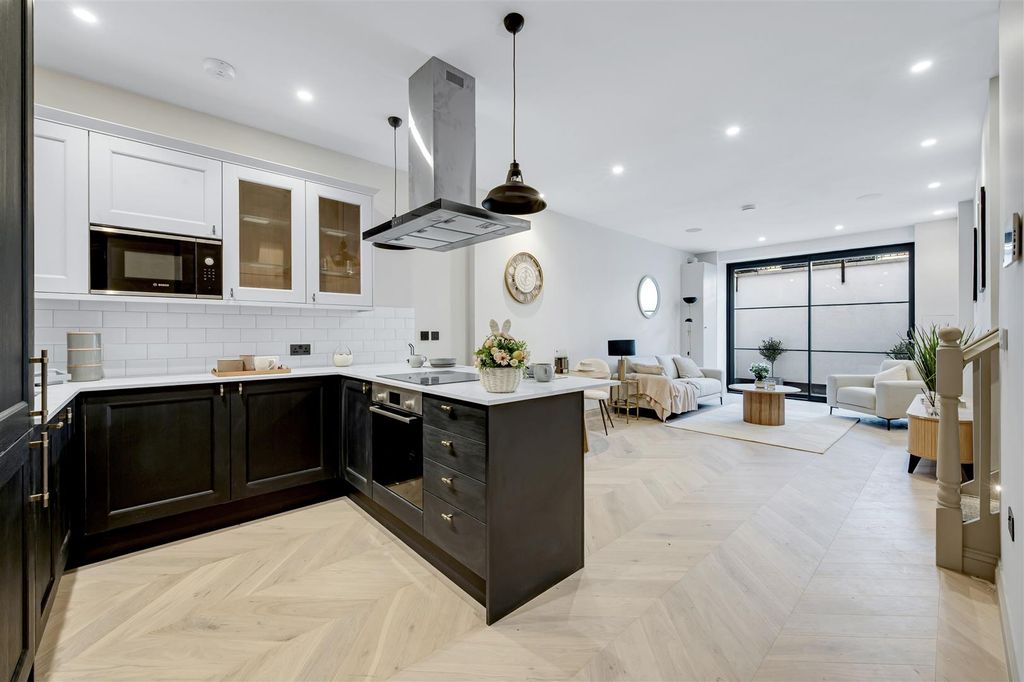 Property photo 2 of 16 Flat 1, 63, Gordon Road-6.Jpg