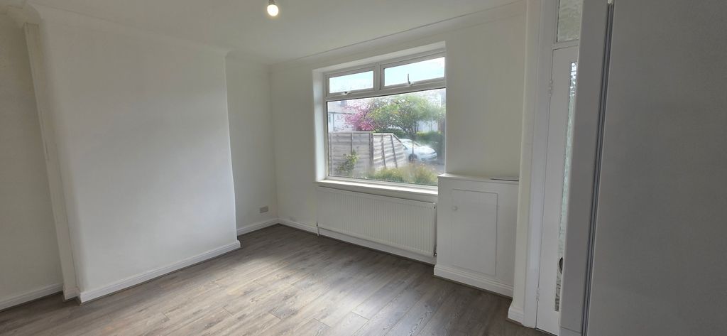 Property photo 3 of 15 Livingroom