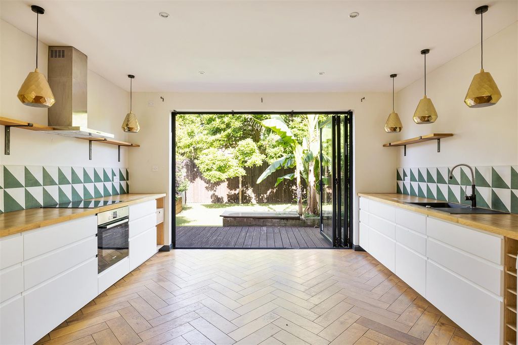 Property photo 3 of 28 Elphinstone Road, E17
