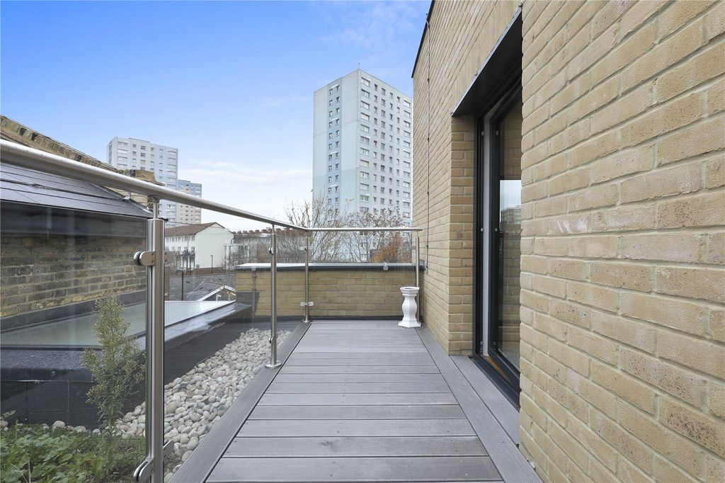 Property photo 3 of 7 Balcony
