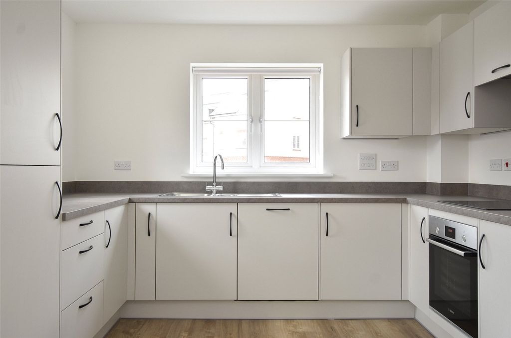 Property photo 2 of 6 Kitchen