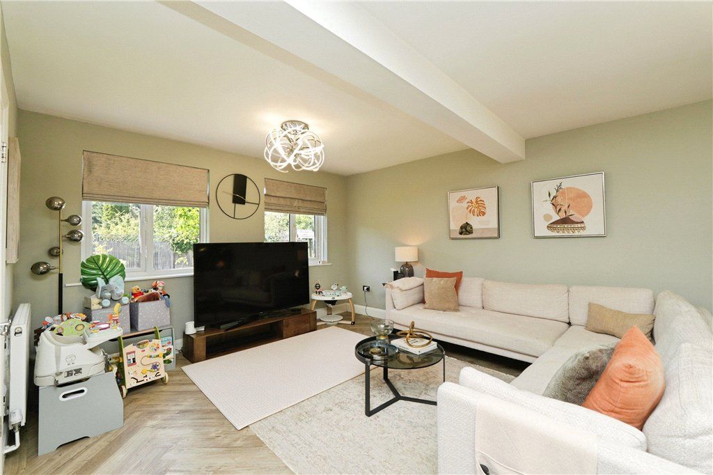 Property photo 3 of 13 Lounge
