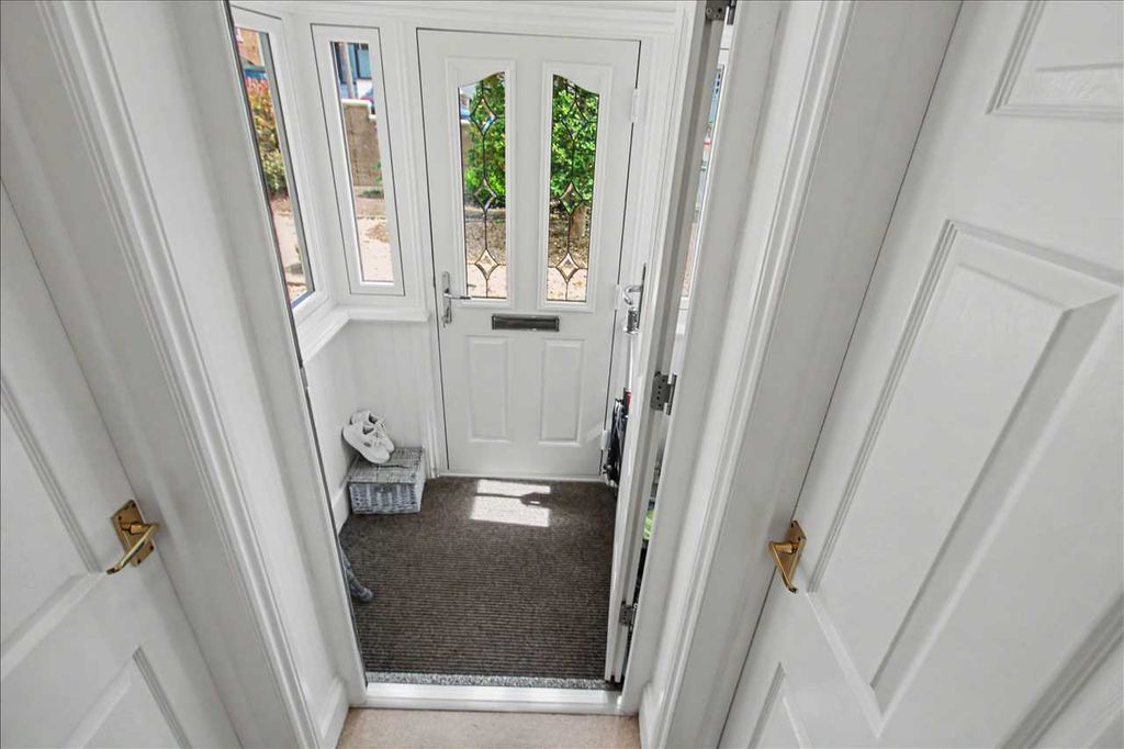 Property photo 2 of 32 Entrajce Porch
