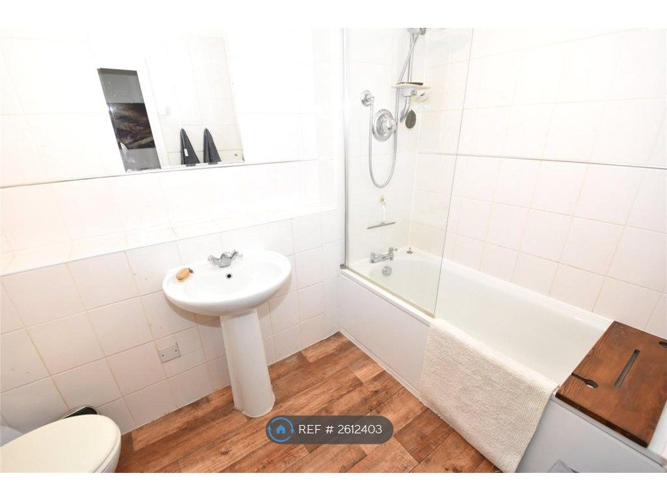 Property photo 2 of 11 Bathroom