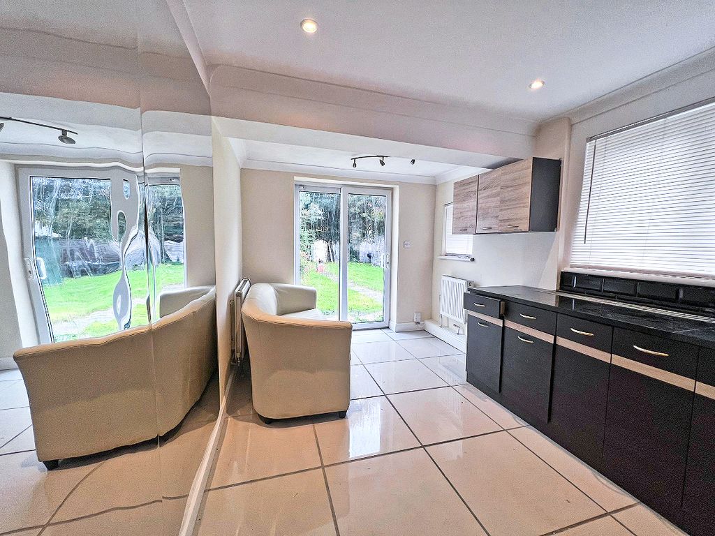 Property photo 3 of 11 5