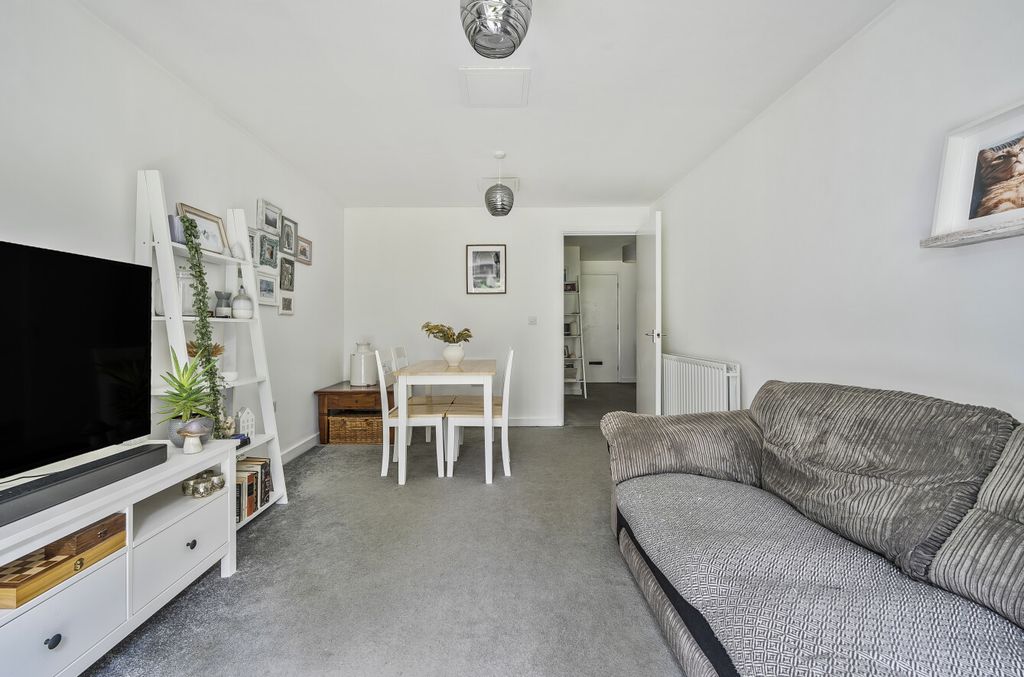 Property photo 2 of 8 1330166-14-688cd2...