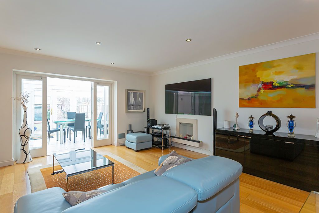 Property photo 3 of 24 Lounge