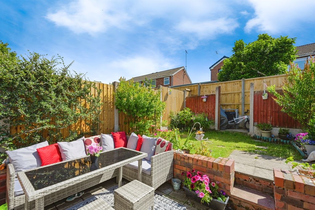 Property photo 2 of 17 Gardens: