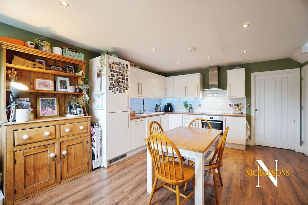 Property photo 2 of 18 4384744