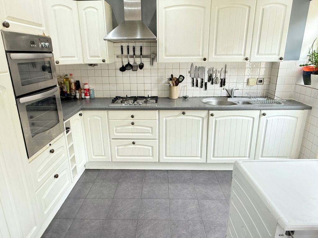 Property photo 2 of 10 Kitchen