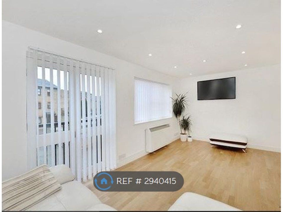 Property photo 1 of 13 Living Room