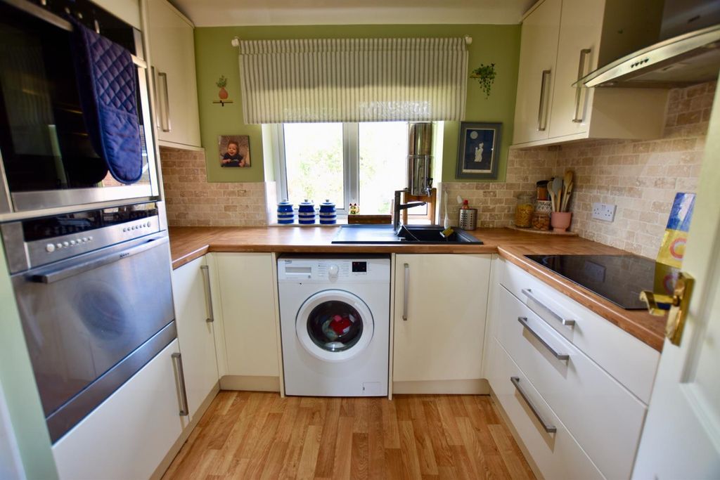 Property photo 3 of 16 Kitchen