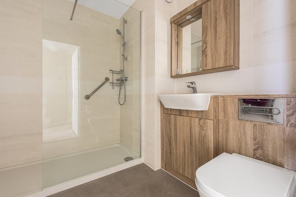 Property photo 3 of 10 Bathroom