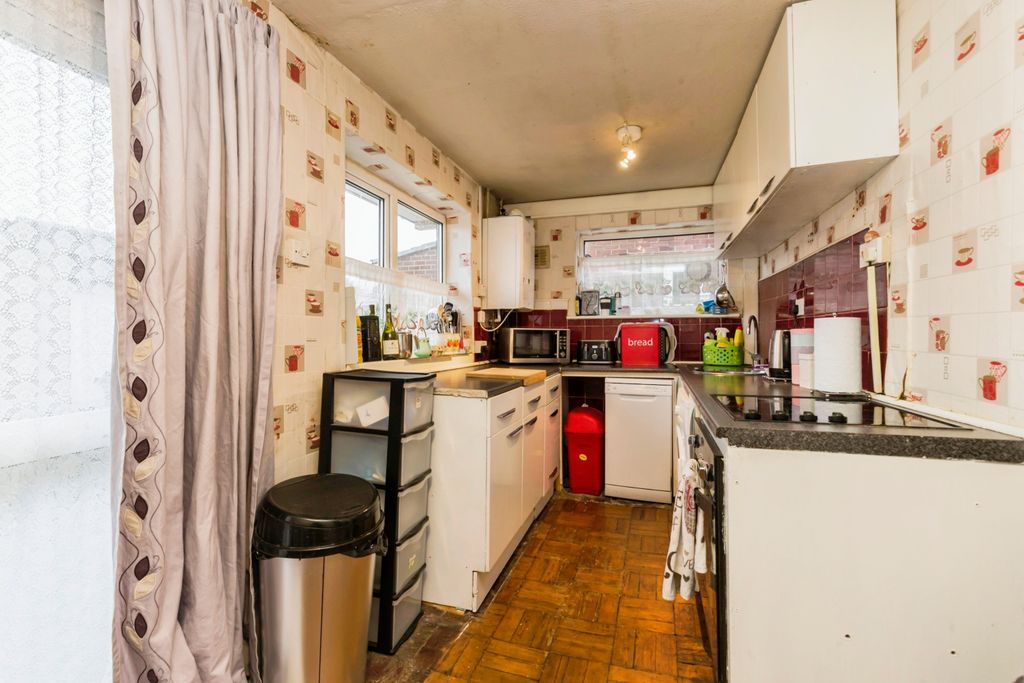 Property photo 3 of 17 Kitchen