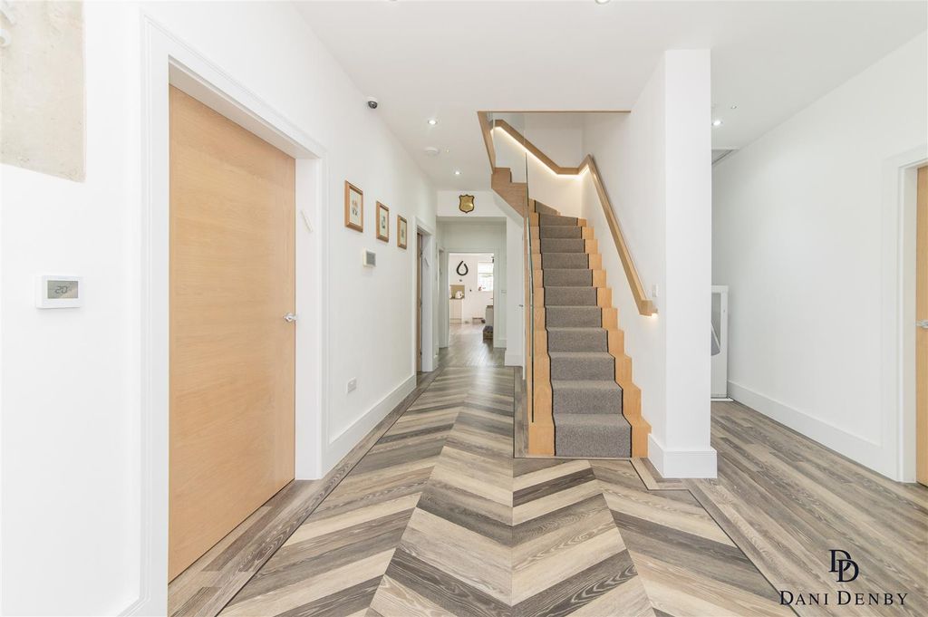 Property photo 2 of 26