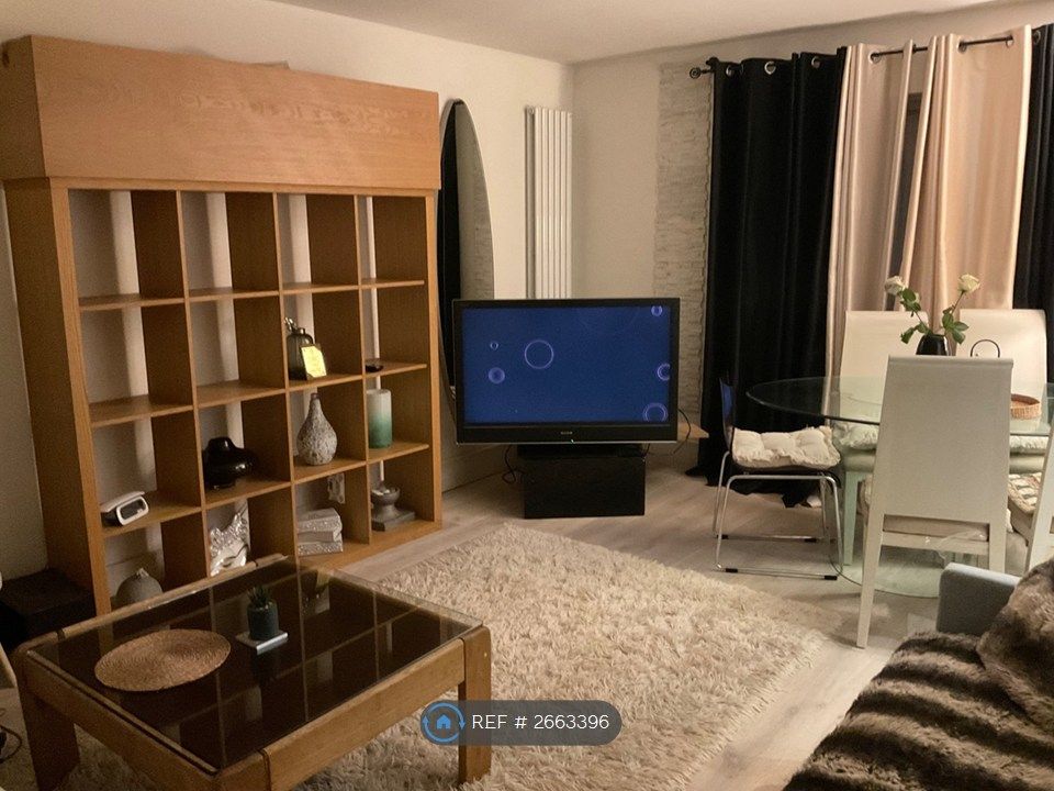 Property photo 3 of 31 Living Room