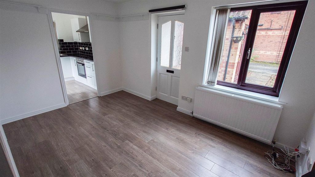 Property photo 3 of 13 Lounge