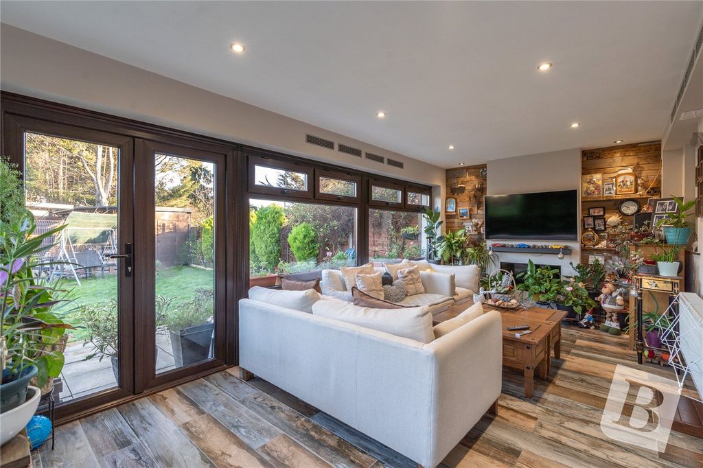 Property photo 2 of 17 Lounge