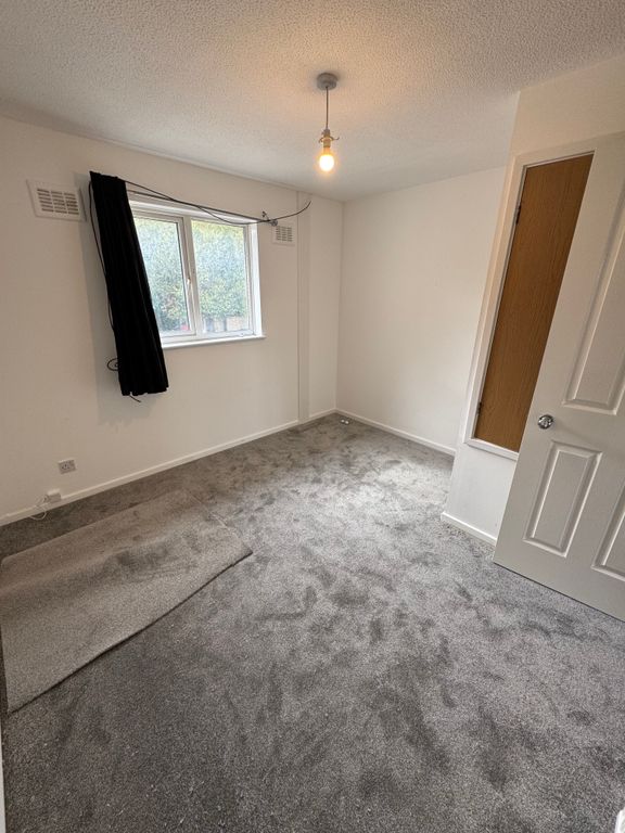 Property photo 3 of 7 Bed 1