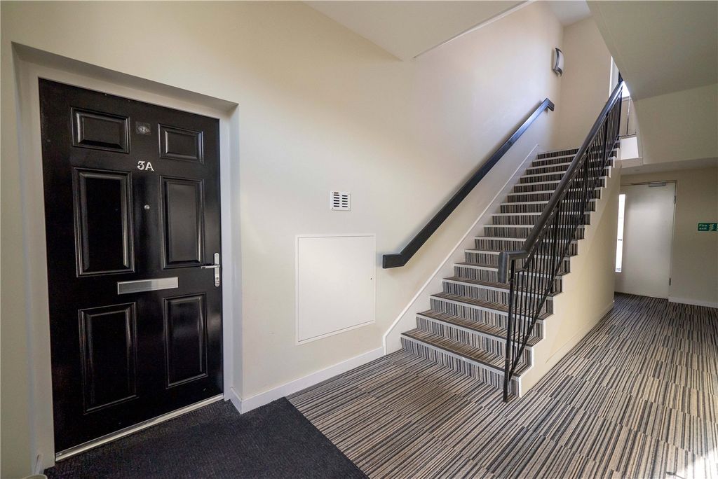 Property photo 2 of 32 3A Firhill Square