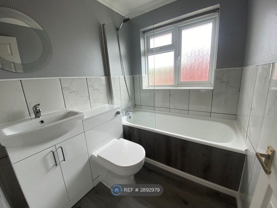 Property photo 3 of 9 Bathroom
